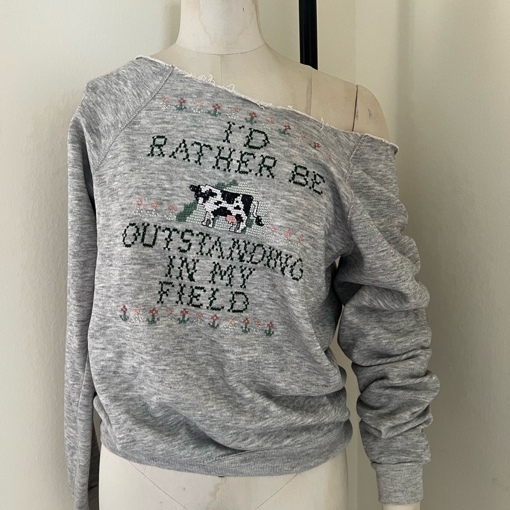 Perfect Vintage Gray Graphic Sweatshirt Cross Stitched Cow